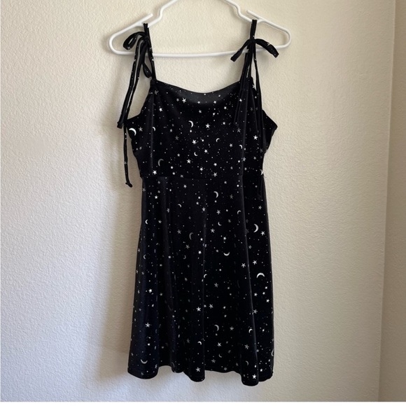 Sexy Velvet Galaxy Print Knot Cami Dress
Size Medium - Picture 3 of 4